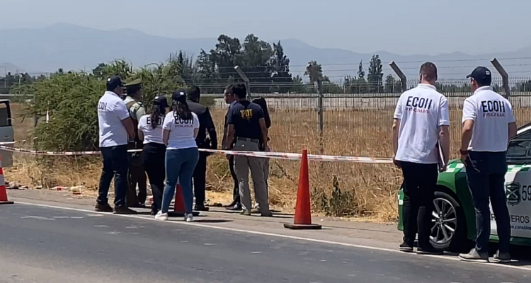 Investigan hallazgo de un cadáver envuelto y amarrado en un canal de Lampa