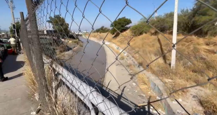 Encuentran cadáver flotando en canal de Cerrillos