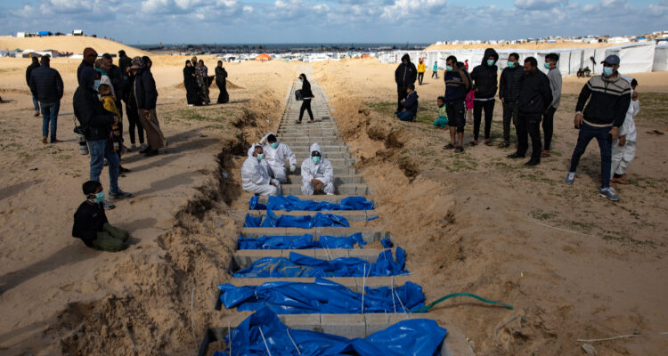 Denuncian el hallazgo de 30 cuerpos maniatados y vendados en Gaza: Israel niega ser el responsable