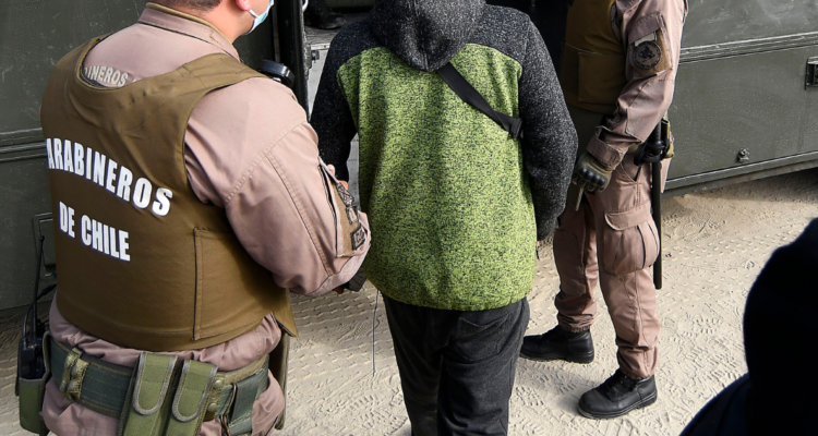 Imagen de un hombre por la detención con su hijo en Lautaro