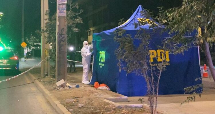 Hombre es asesinado a puñaladas y lanzado desde un auto en Macul