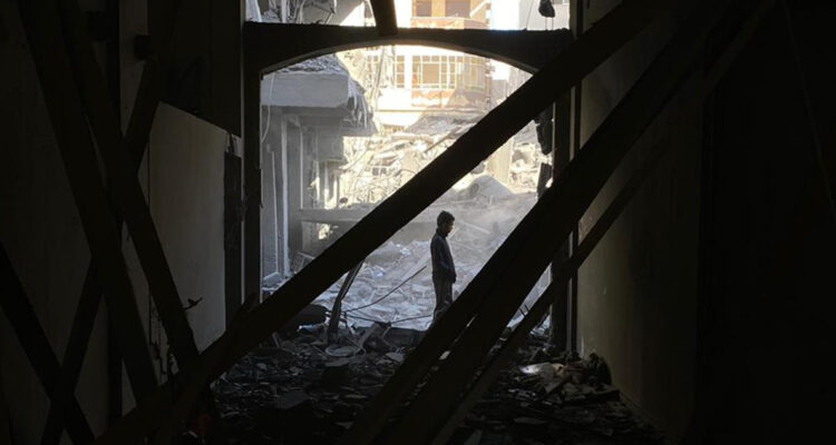 Tropas israelíes asaltan hospital Naser de Jan Yunis y ordenan evacuaciones