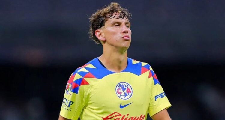 Igor Lichnovsky jugando por el América.