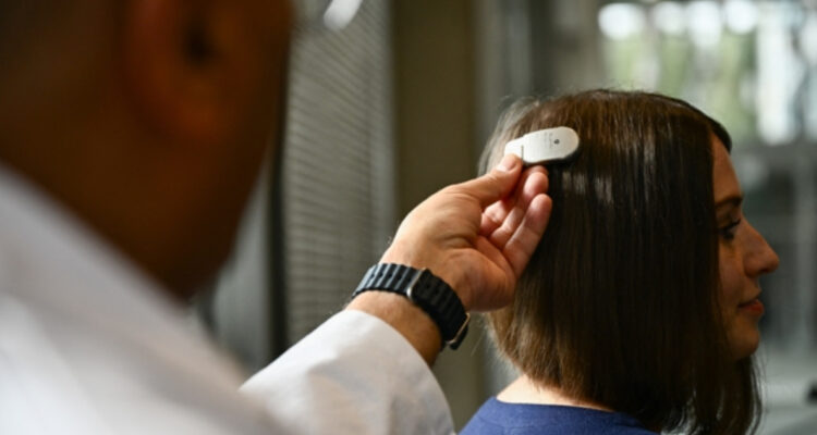 Desarrollan revolucionario implante cerebral que puede tratar el TOC y la epilepsia al mismo tiempo