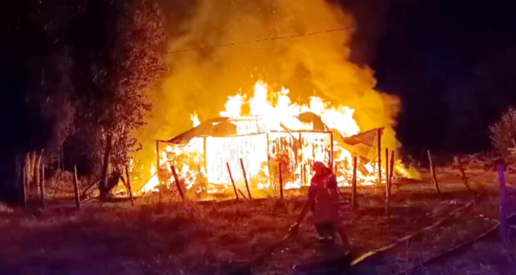 incendio-consume-casa-patronal-y-galpon-en-puren_-propietario-denuncia-violencia-rural