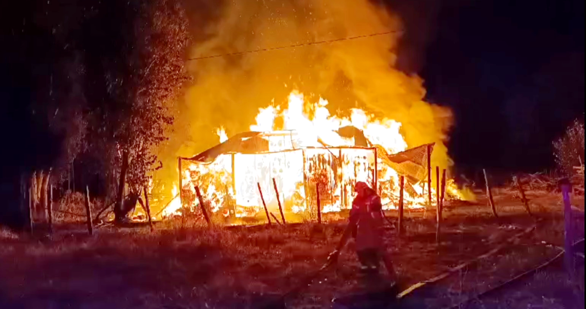 incendio-consume-casa-patronal-y-galpon-en-puren_-propietario-denuncia-violencia-rural