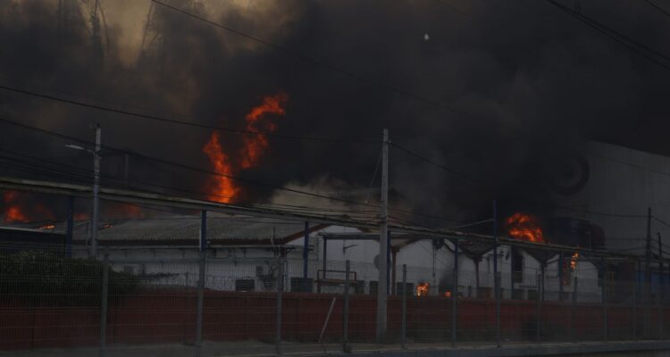 Incendios forestales: fuego alcanza fábrica Tricolor y avanza sin control en Viña del Mar