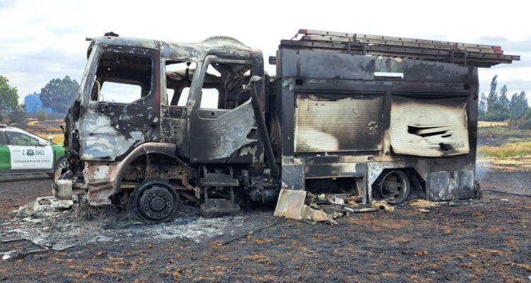 Carro de Bomberos destruido durante incendio forestal en San Pablo