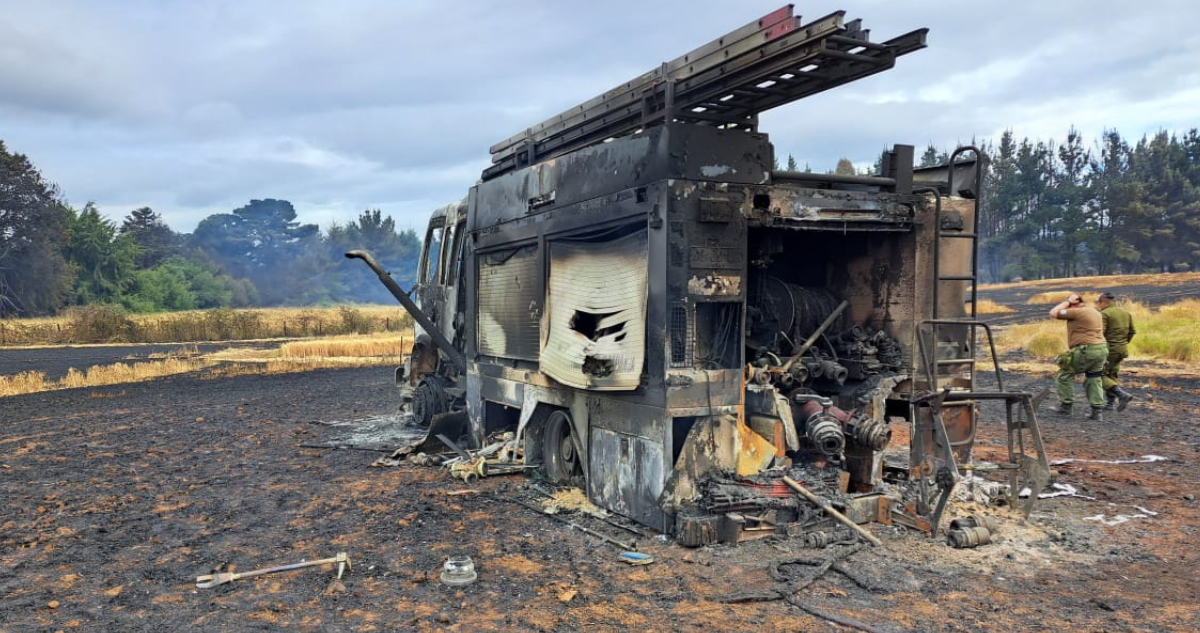 Carro de Bomberos calcinado en incendio forestal en San Pablo