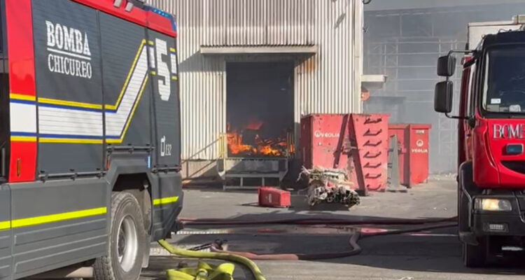 Al menos 100 voluntarios trabajan en incendio que afecta empresa en Lampa