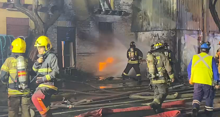 Emanación de gas tras aparente robo de un medidor genera incendio en Santiago