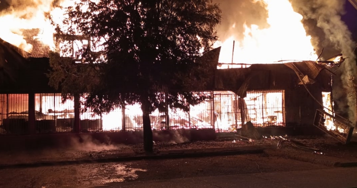 Gigantesco incendio destruye tradicional supermercado de Lonquimay
