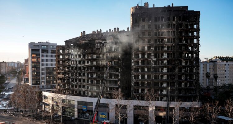 Cuatro muertos y 19 desaparecidos deja incendio en dos edificios de Valencia
