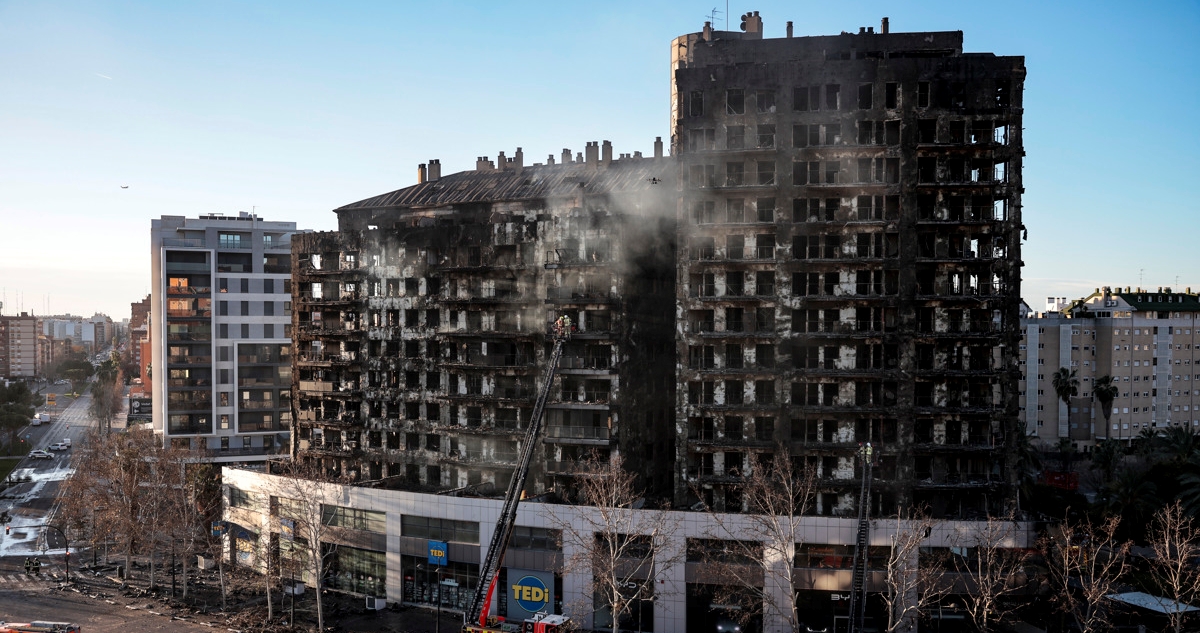 Cuatro muertos y 19 desaparecidos deja incendio en dos edificios de Valencia