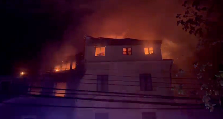 Hombre muere tras lanzarse de un tercer piso para huir de un incendio en Valparaíso