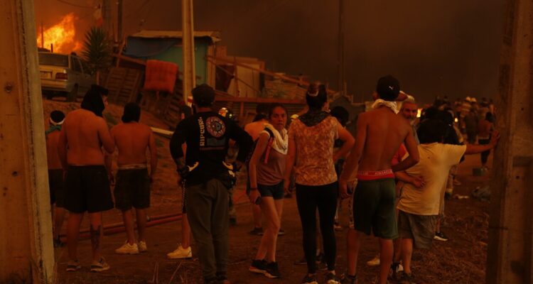 El subsecretario del Interior, Manuel Monsalve, elevó a 112 la cifra confirmada de muertos por los incendios forestales.