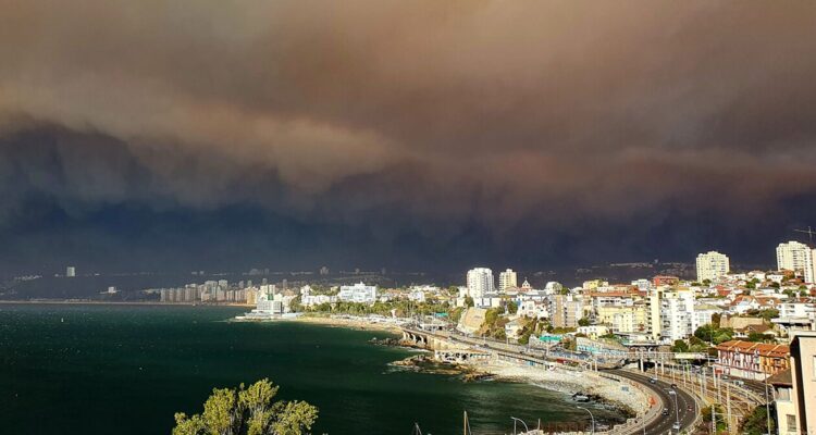 Protege tu salud ante los incendios forestales: evita humo, usa mascarillas, y sigue pautas médicas y preventivas para seguridad.