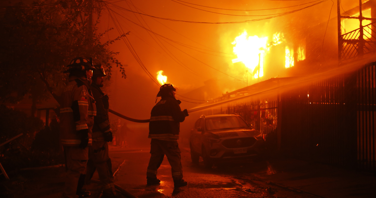 Imagen del trabajo de Bomberos en incendios de región de Valparaíso