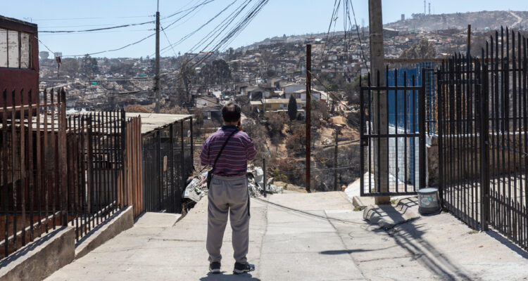 Persona mira un cerro incendiado en Viña del Mar