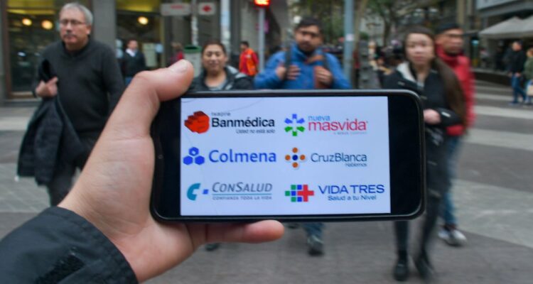 “Tobogán de alzas y bajas”: senadores de oposición reaccionan ante tope de 7,4% para alza de planes