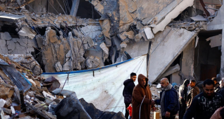 Israel bombardea Rafah, ciudad donde se refugian desplazados palestinos