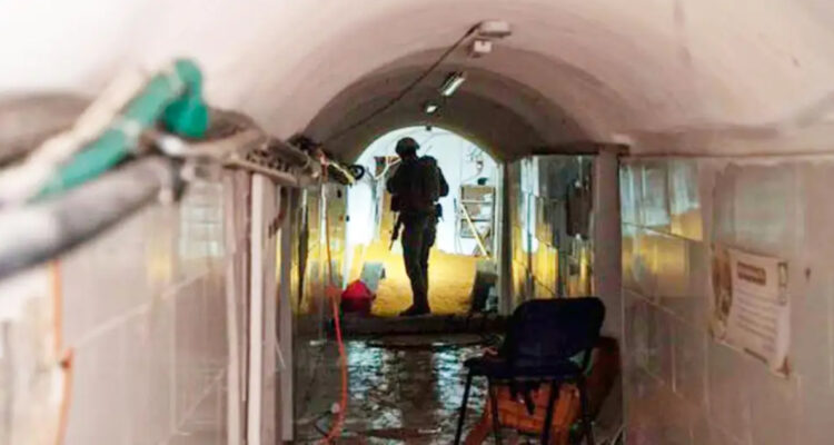 Israel exhibe túneles bajo la sede de la agencia palestina de la ONU en Gaza: