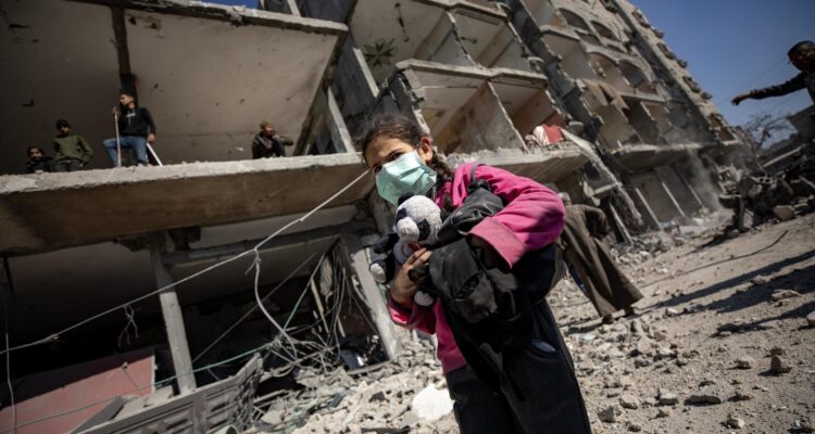 Una niña tras un ataque aéreo israelí contra la mezquita de Al-Farouq en el campo de refugiados de Rafah