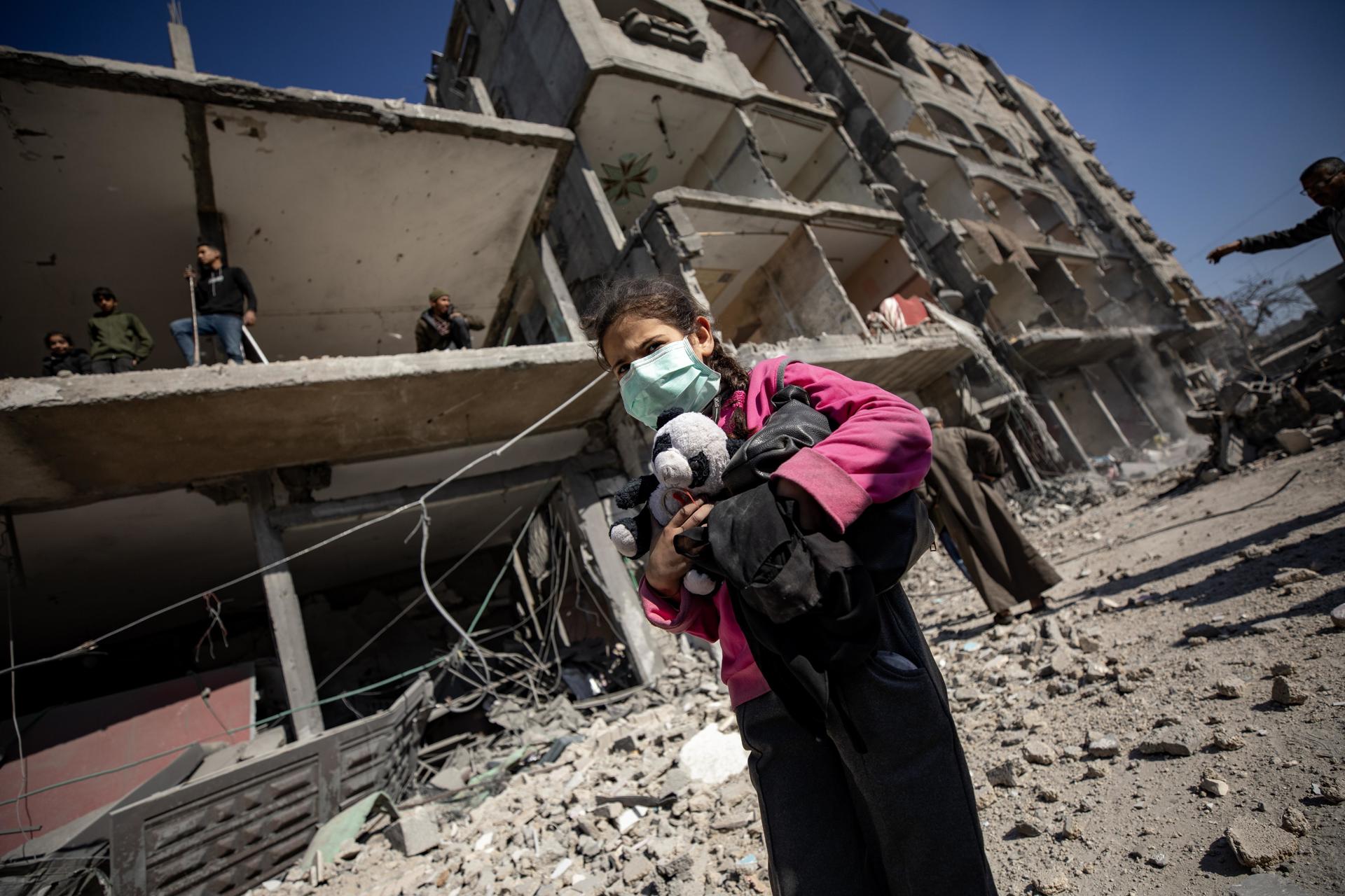Una niña tras un ataque aéreo israelí contra la mezquita de Al-Farouq en el campo de refugiados de Rafah