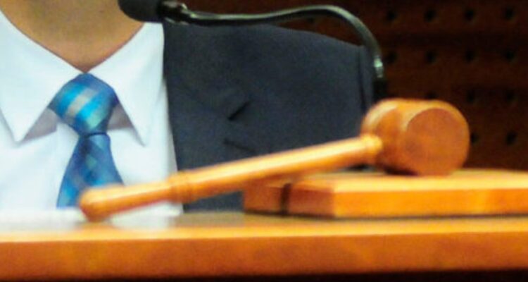 Inmobiliaria se querella contra juez de Policía Local por estafa