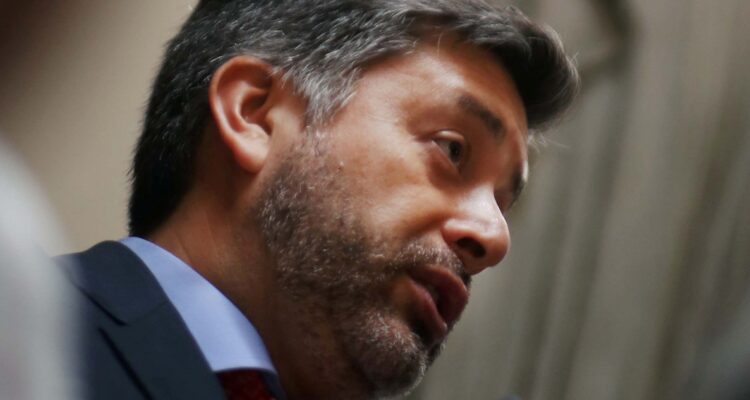 Tras autoasignarse una causa: el día en que el juez Urrutia liberó a 13 “primera línea” recapturados
