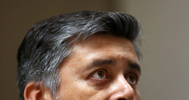 Suman y siguen las críticas por decisión de juez Urrutia que permitió videollamadas de reos peligrosos