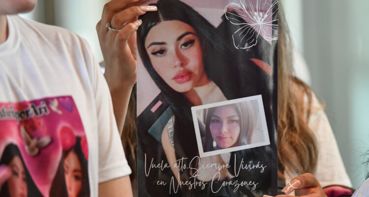 “Es un femicida”: mamá de Ary Salgado llega a La Moneda a exigir pena máxima para asesino de su hija