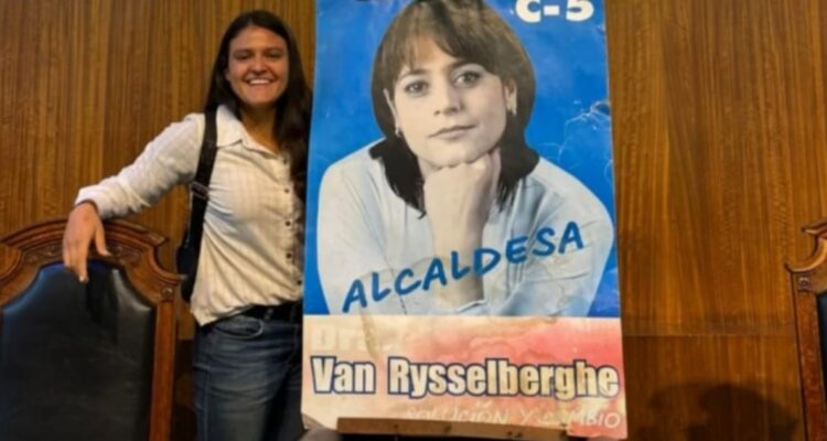 HIja de JVR publica imagen de su madre sobre sillón municipal de Concepción: candidato a alcalde critica uso de municipio para hacer campaña