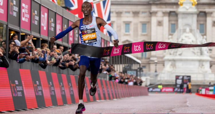 Revelan como quedó el auto de Kelvin Kiptum.