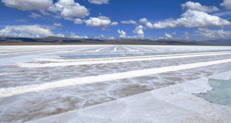 Fotografía sin fecha específica de toma cedida por Fundación Ambiente y Recursos Naturales (FARN) que muestra las Salinas Grandes, en la provincia argentina de Jujuy (Argentina)