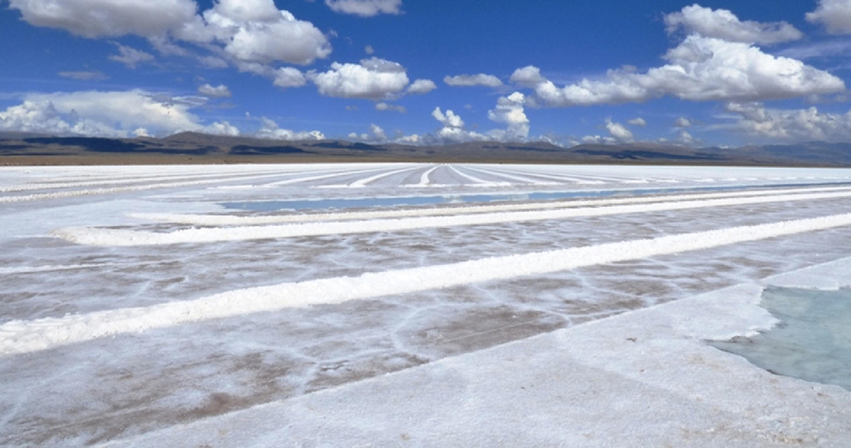 Fotografía sin fecha específica de toma cedida por Fundación Ambiente y Recursos Naturales (FARN) que muestra las Salinas Grandes, en la provincia argentina de Jujuy (Argentina)