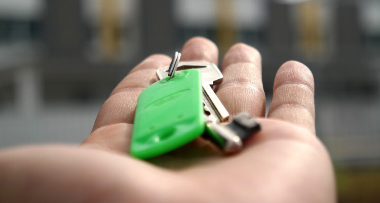 Una mano sosteniendo unas llaves