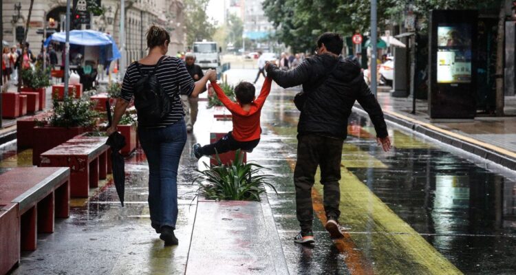 Cuándo comenzarán las lluvias en Santiago por el sistema frontal, hasta cuándo lloverá y cuánta agua caerá según el pronóstico del tiempo.