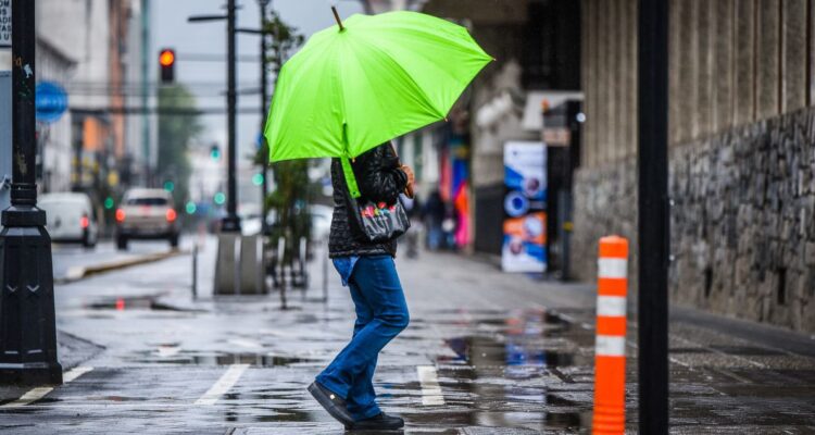 Lluvias en Santiago y en varias otras ciudades del país. Revisa dónde, cuándo y cuánto lloverá en Chile durante esta semana de precipitaciones.