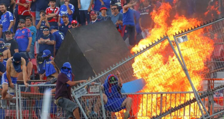 Hinchas le responden a Marcelo Díaz y le recuerdan las veces que barra de La U rompió el Nacional