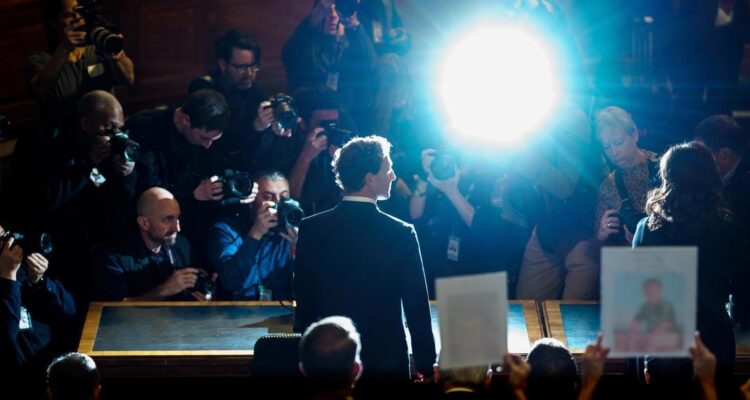 Mark Zuckerberg pidió perdón a un personas que aseguran que sus hijos fueron víctimas de abuso sexual por culpa de sus redes sociales.