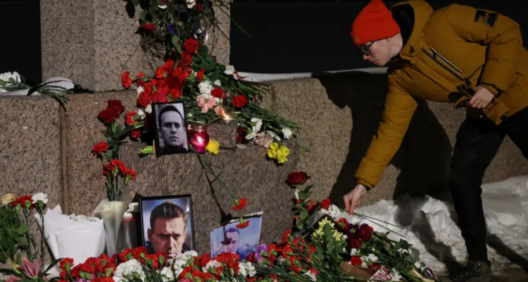 Más de 100 detenidos en Rusia por homenajes al fallecido opositor Navalny