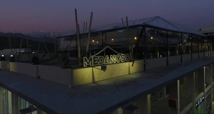 “Me gritaba que me iba a matar”: la pelea por mesa de un bar de La Dehesa que terminó en la justicia