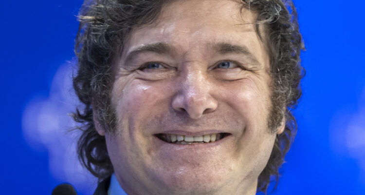 Por ser “cajas de la política”: Milei elimina por decreto millonarios fondos fiduciarios en Argentina