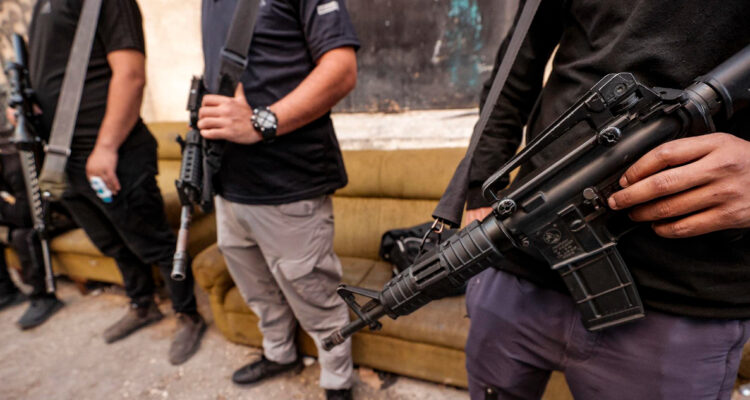 Una poderosa milicia iraquí afirma que responderá a los bombardeos de represalia de EEUU