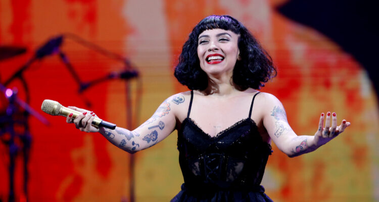 Mon Laferte anuncia concierto para apoyar a damnificados por catástrofe en Valparaíso