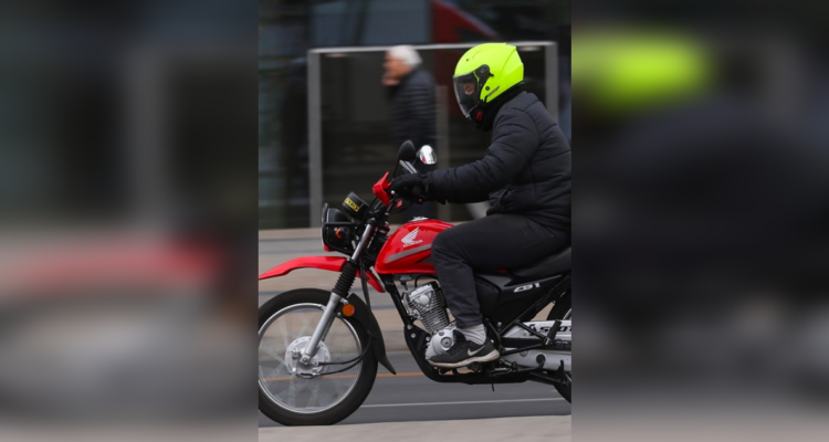 Justicia determina expulsar a motochorro dominicano condenado por robo: desestimó su arraigo en Chile