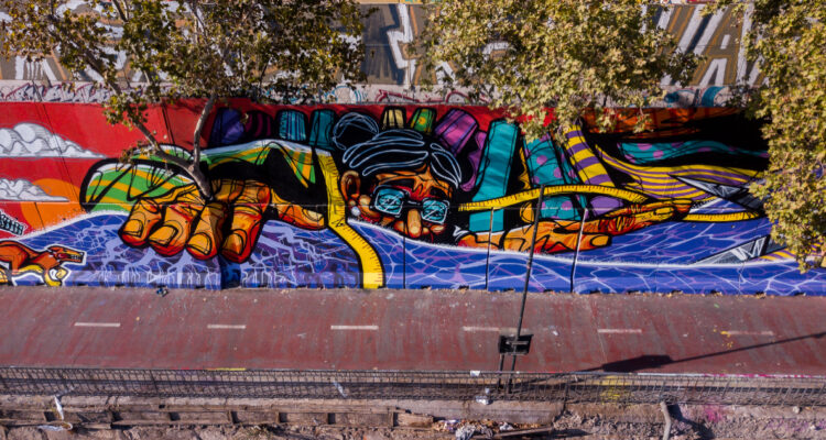 Rinde homenaje al sector: Diablo Rojo ilumina el corazón de Santiago con nuevo mural en Cal y Canto