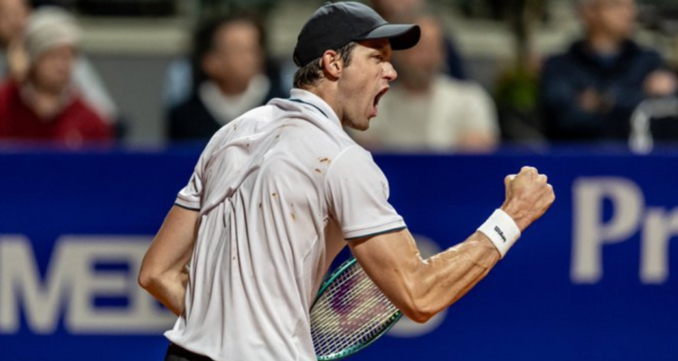 Nicolás Jarry tumbó a Carlos Alcaraz para alcanzar la final del ATP de Argentina.