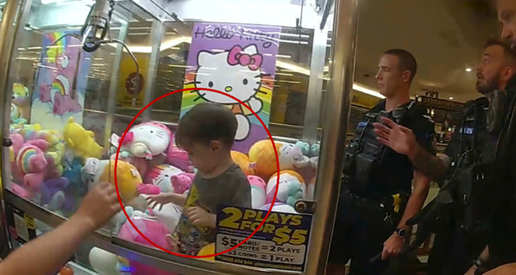 Rescatan a niño atrapado en máquina de peluches Hello Kitty en Australia